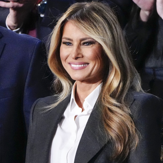 Poslovni stil dobija novu dimenziju – ali samo kada savršeno odelo obuče Melanija Tramp FOTO