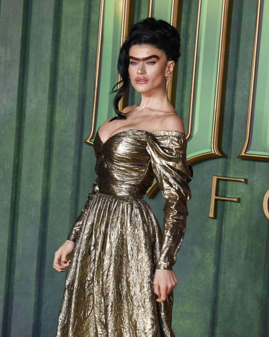 Guste obrve su je proslavile, ali ljudi je sada mole da ih počupa FOTO/VIDEO