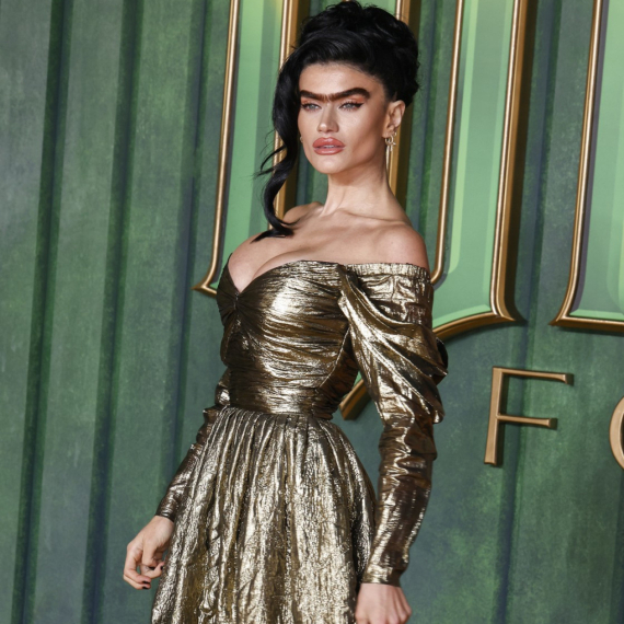 Guste obrve su je proslavile, ali ljudi je sada mole da ih počupa FOTO/VIDEO