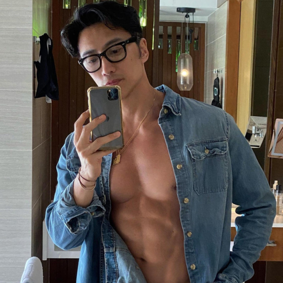 Ima 59 godina i izgleda upola mlađe: Ovo je tajna njegovih ubitačnih trbušnjaka FOTO/VIDEO