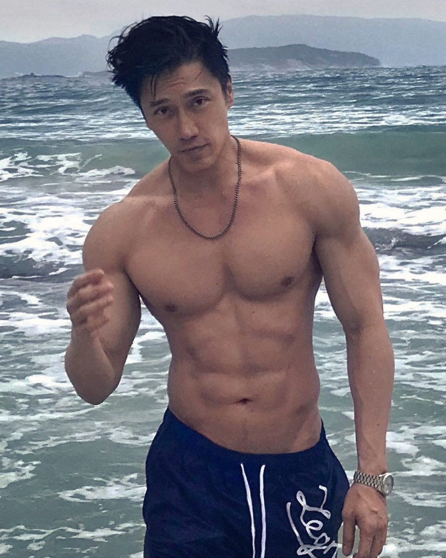 Ima 59 godina i izgleda upola mlađe: Ovo je tajna njegovih ubitačnih trbušnjaka FOTO/VIDEO