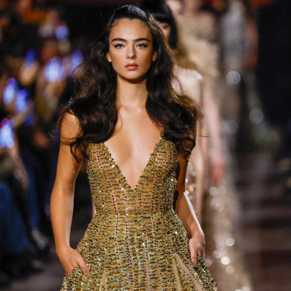 Ćerka Monike Beluči se skinula u donji veš i očarala svet VIDEO