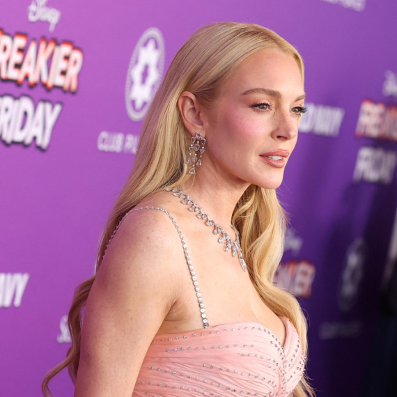 Nikad srećnija Lindzi Lohan: Novo lice joj je donelo novi život FOTO