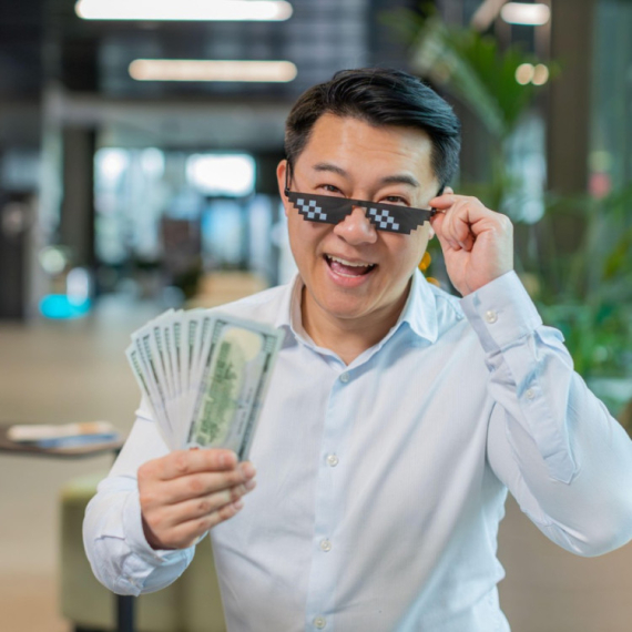 Godišnja žurka iz snova: Na stolove izneli 22 miliona evra, radnici otišli kući punih džepova VIDEO