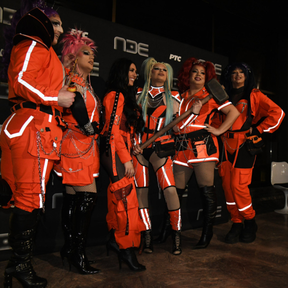 Spektakl na Pesmi za Evroviziju: Brat Pelin "se oženio"; Haremka "pala" na sceni VIDEO