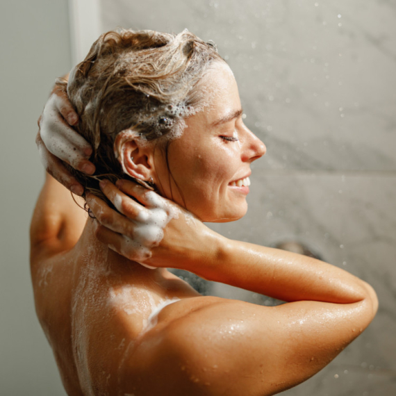 Evo koliko tačno minuta bi trebalo da ostavimo šampon na kosi pre ispiranja