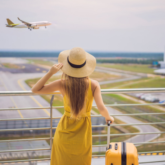 Influenserka razbesnela stajlingom na aerodromu: "Ovo je sramotno, treba zabraniti" VIDEO