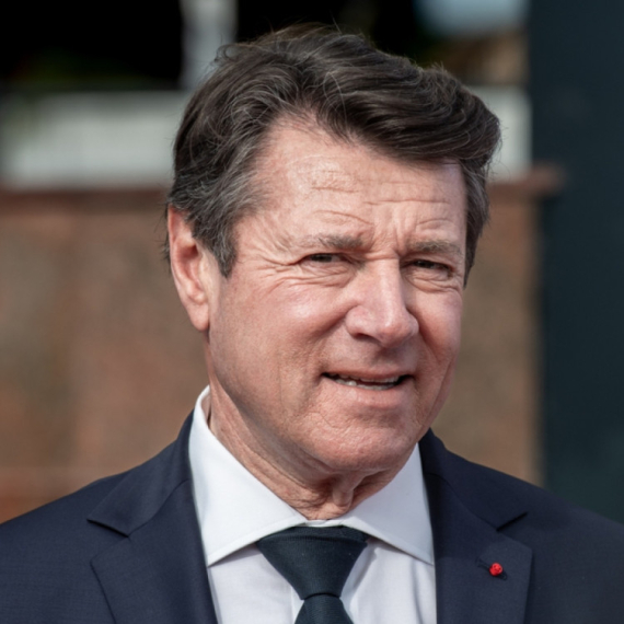 Svinjska glava sa Davidovom zvezdom okačena na kapiji kuće gradonačelnika Nice