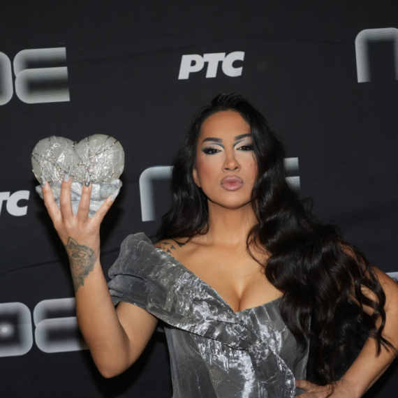 Ona je ubedljivi favorit: Pevala dok se spuštala sa plafona, dala za nastup 10.000 evra FOTO