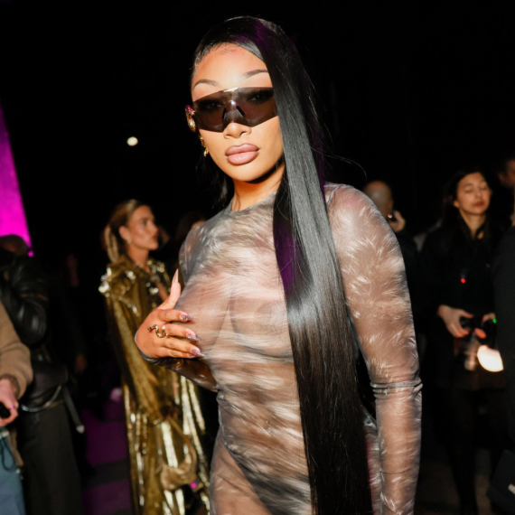 Hrabro "oslobodila" grudi, svi drhte pred njom: Ništa manje se od nje i ne očekuje FOTO