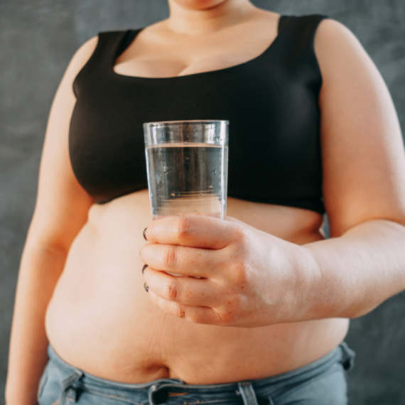 Da li pijenje tople vode zaista doprinosi mršavljenju? "Ne postoji ništa čarobno"