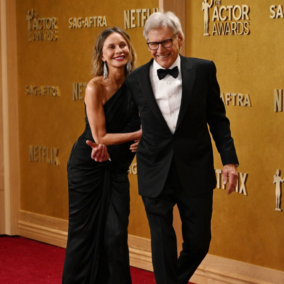 Ljubav jača od 22 godine razlike: Slavni glumac ne ispušta ruku svoje lepotice FOTO/VIDEO