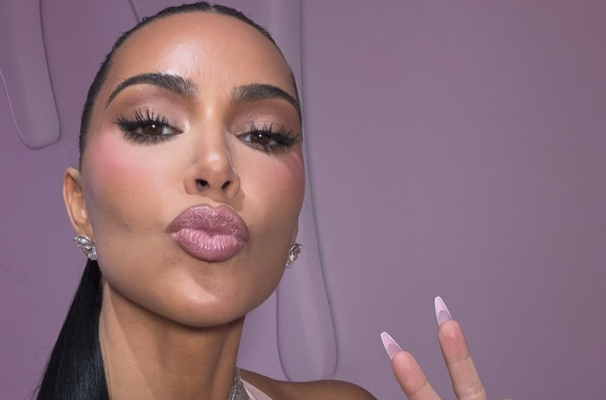 Kriju se, ali bezuspešno: Kim Kardašijan i Luis Hamilton zagrljeni usred pustinje VIDEO