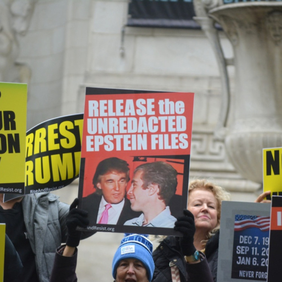 Tramp sklanja Epstajnove dosijee s interneta: Broj dokumenata je zapanjujući FOTO