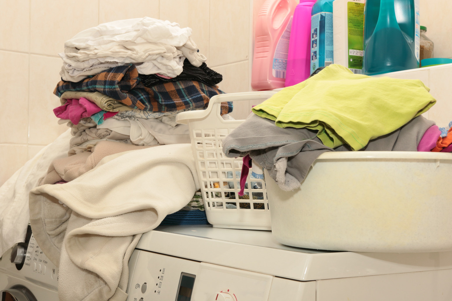 Štedi struju, a garderoba je mekana i ne gubi boju: Samo ovo sipajte u mašinu za veš pre pranja