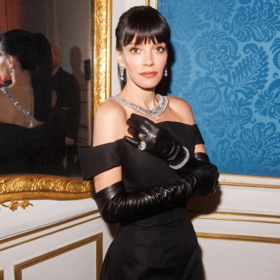 Bivši muž ljubavnicama kupovao poklone – ona čuvala račune i od njih napravila haljinu VIDEO