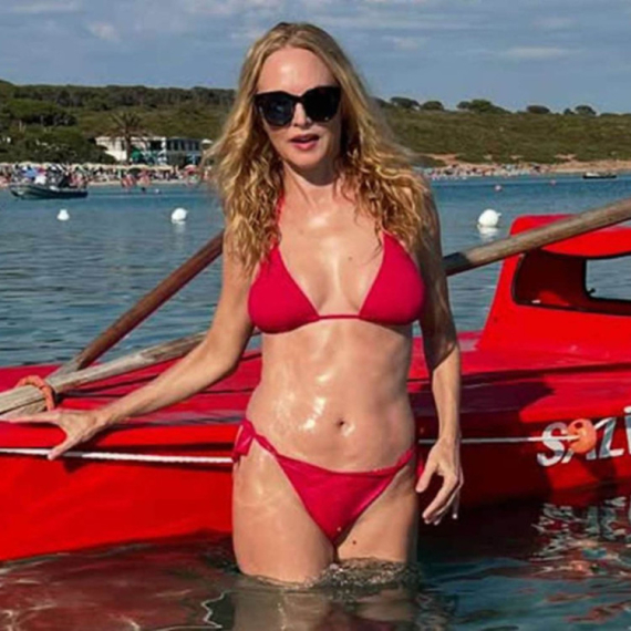 Lepotica u 57. "puca" u bikiniju dok grli zgodnog dasu: "On je još jedna njena žrtva" FOTO