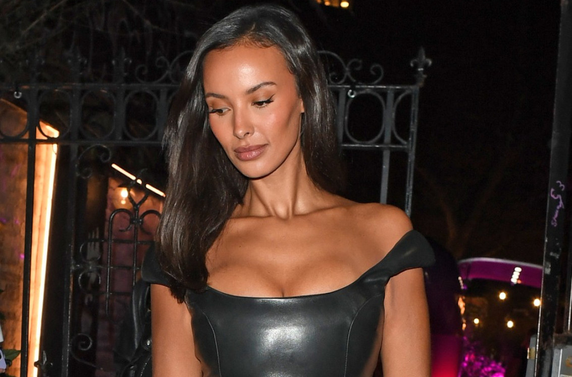 Slavna lepotica opet zavodi: Dekolte puca, a ona se samo smeška FOTO