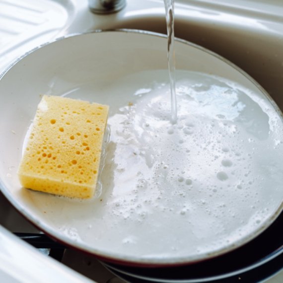 Kako se pravilno čisti keramički tiganj? Ovde svi grešimo