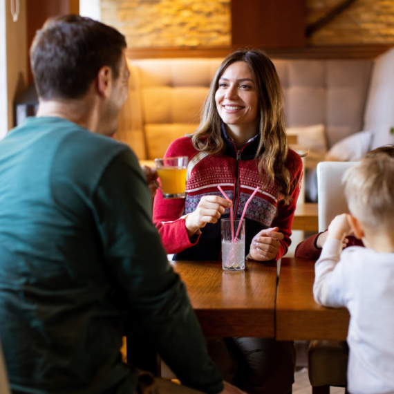 Od sada mogu da zabrane roditeljima s decom da ulaze u kafiće: "Da sačuvamo ugodnu atmosferu"