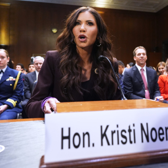 Trump smenio "ICE barbiku" nakon skandala, porodica njenog muža poručuje: "Trpi poniženje zbog vere"