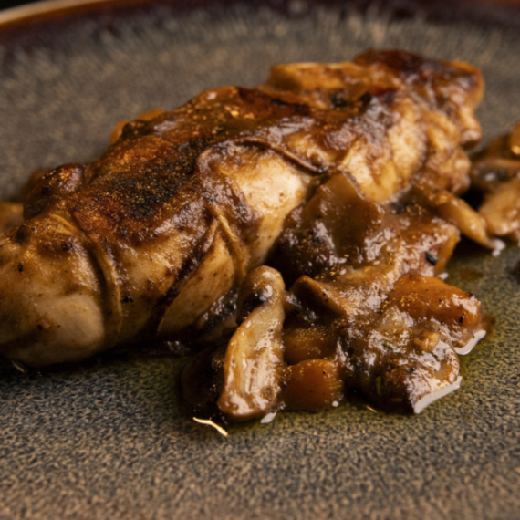 Recept iz MasterChefa koji će vas "oboriti s nogu": Rolovano pileće belo meso sa šljivom i šljivovicom