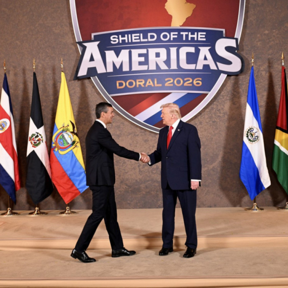 Neprijatna scena na samitu: Tramp vukao ruku paragvajskog predsednika VIDEO