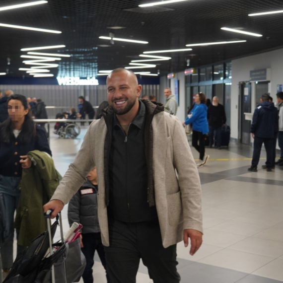 Obišli pola sveta zbog rata na Bliskom istoku: Pevač sa trudnom suprugom jedva stigao u Beograd FOTO