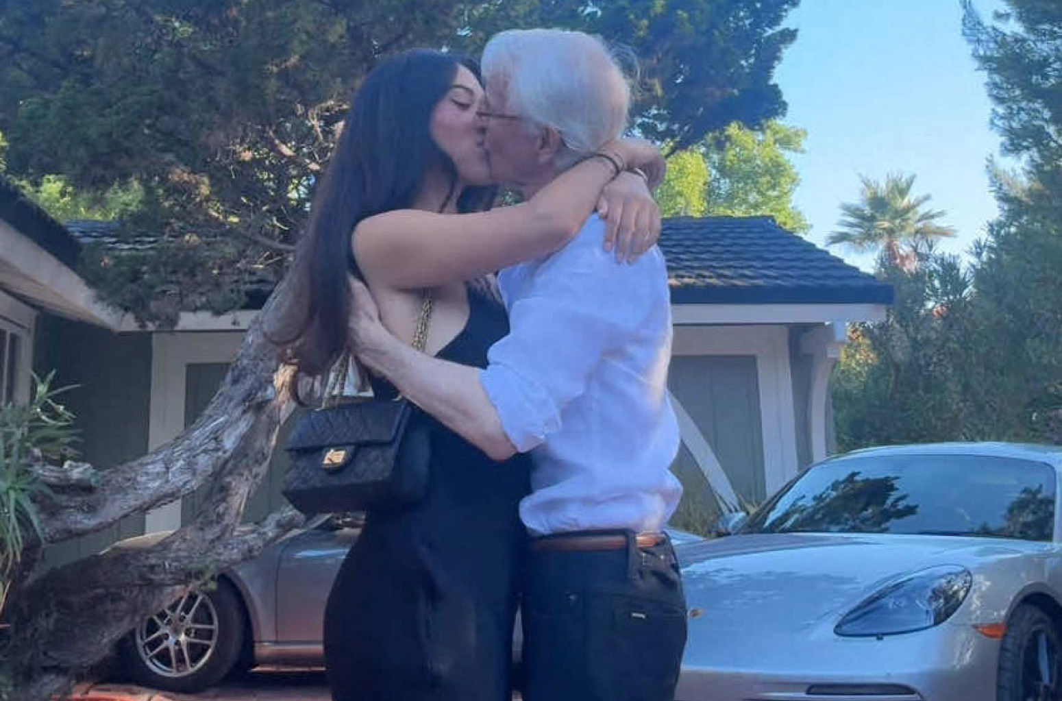 Dečko je 51 godinu stariji od nje: Proslavila 26. rođendan i navukla bes – Je l ti to deda? VIDEO/ANKETA