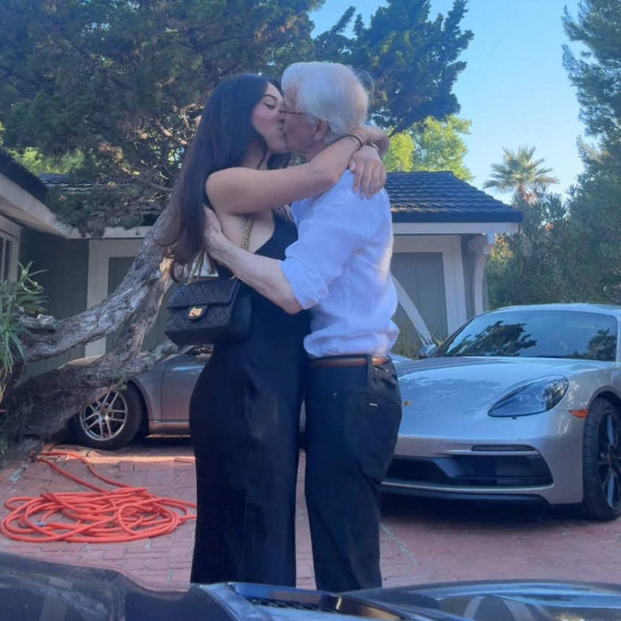 Dečko je 51 godinu stariji od nje: Proslavila 26. rođendan i navukla bes – Je l