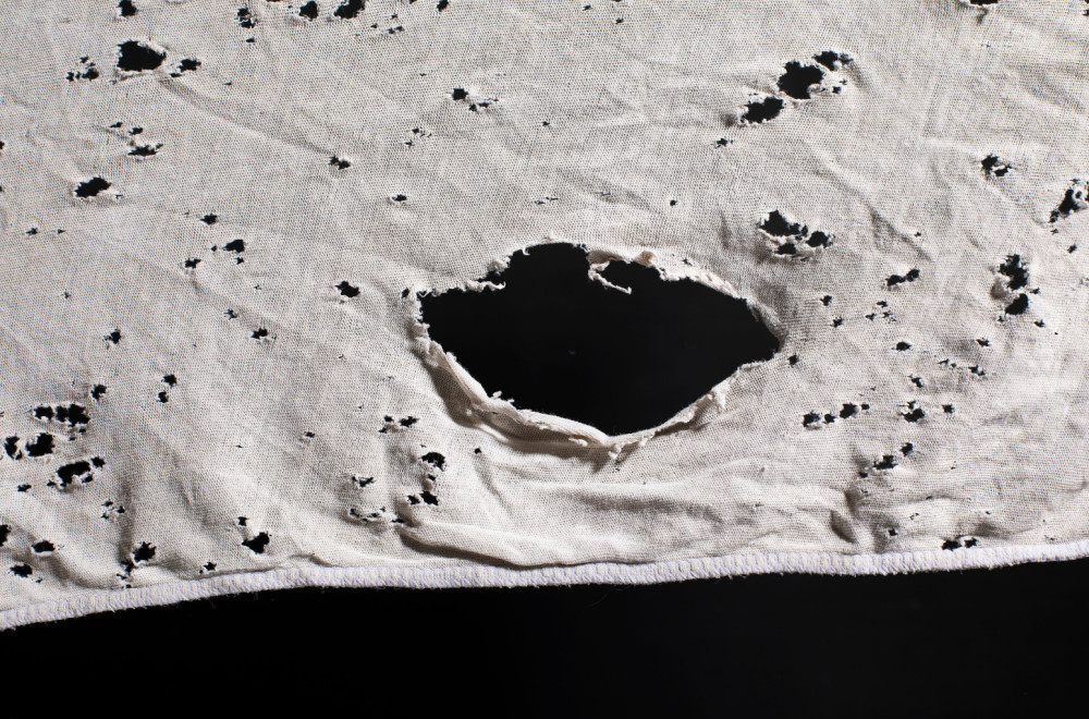 Misteriozne rupe na majicama vas izluđuju? Ljudi su otkrili uzrok