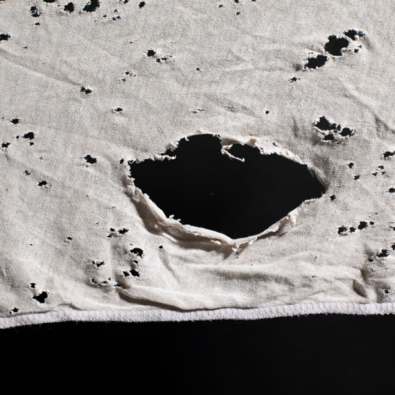 Misteriozne rupe na majicama vas izluđuju? Ljudi su otkrili uzrok