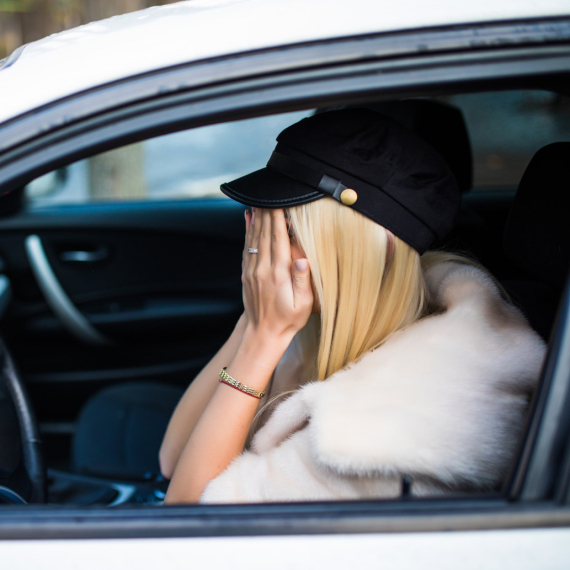 Na roditeljski krenula u štiklama i bundi, mreže se usijale: "Volim da se sredim" VIDEO/ANKETA