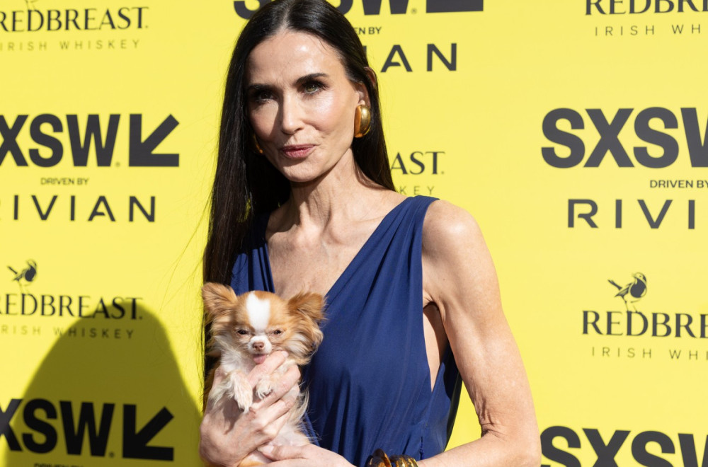 Šlic do struka i duboki dekolte –  ona zna kako da privuče poglede FOTO