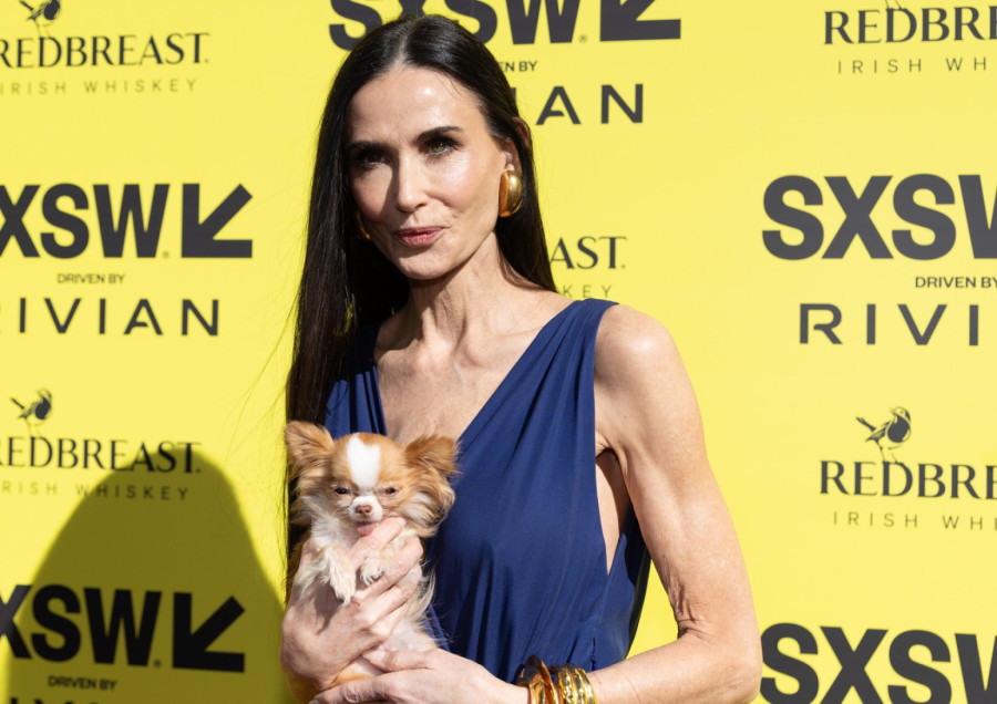 Šlic do struka i duboki dekolte –  ona zna kako da privuče poglede FOTO