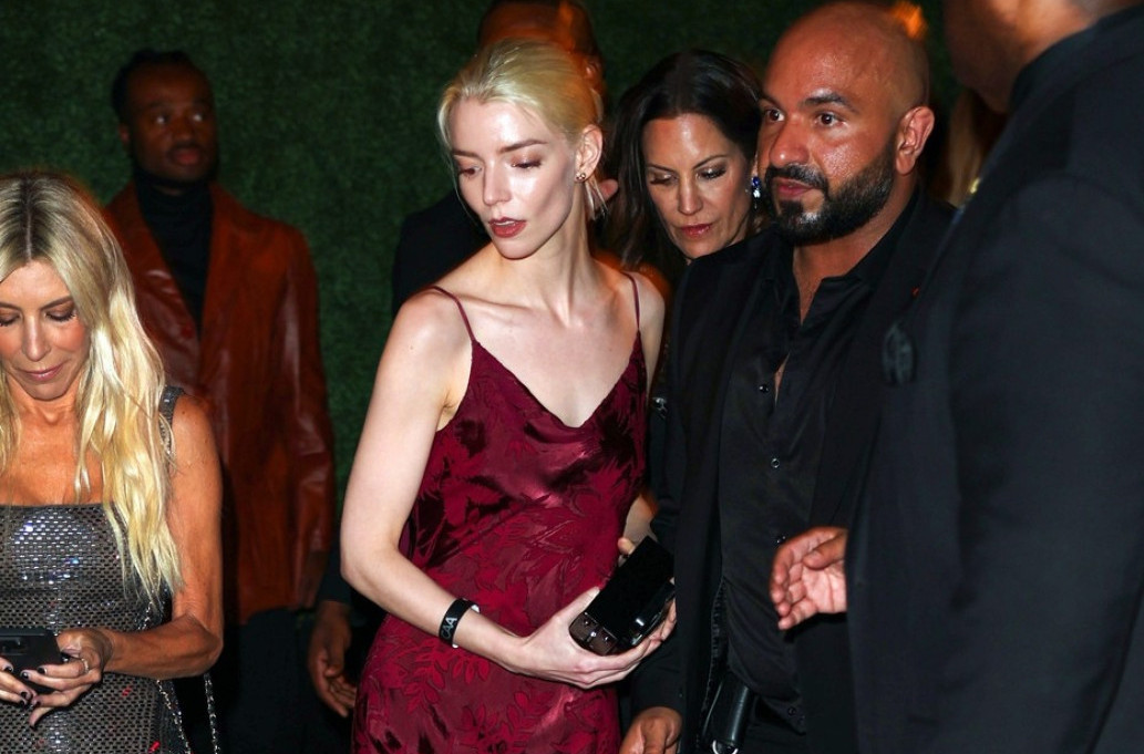 Nije klasična lepotica, ali ima ono nešto što mami uzdahe: Samo je pogledajte FOTO