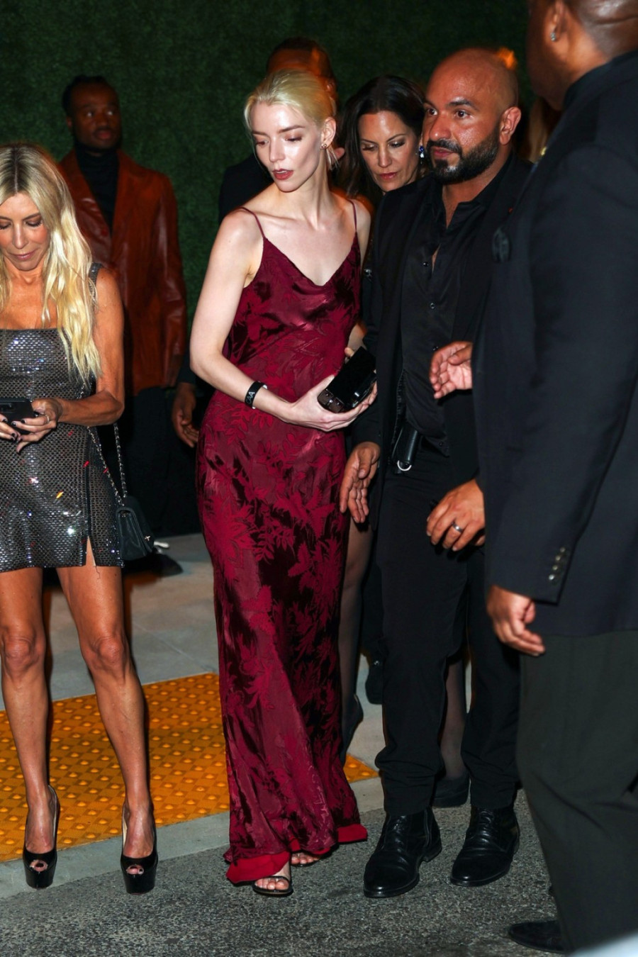 Nije klasična lepotica, ali ima ono nešto što mami uzdahe: Samo je pogledajte FOTO