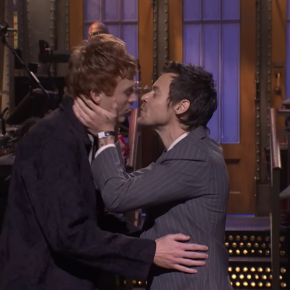 Britanski pevač poljubio muškarca u programu uživo: Svi zanemeli VIDEO