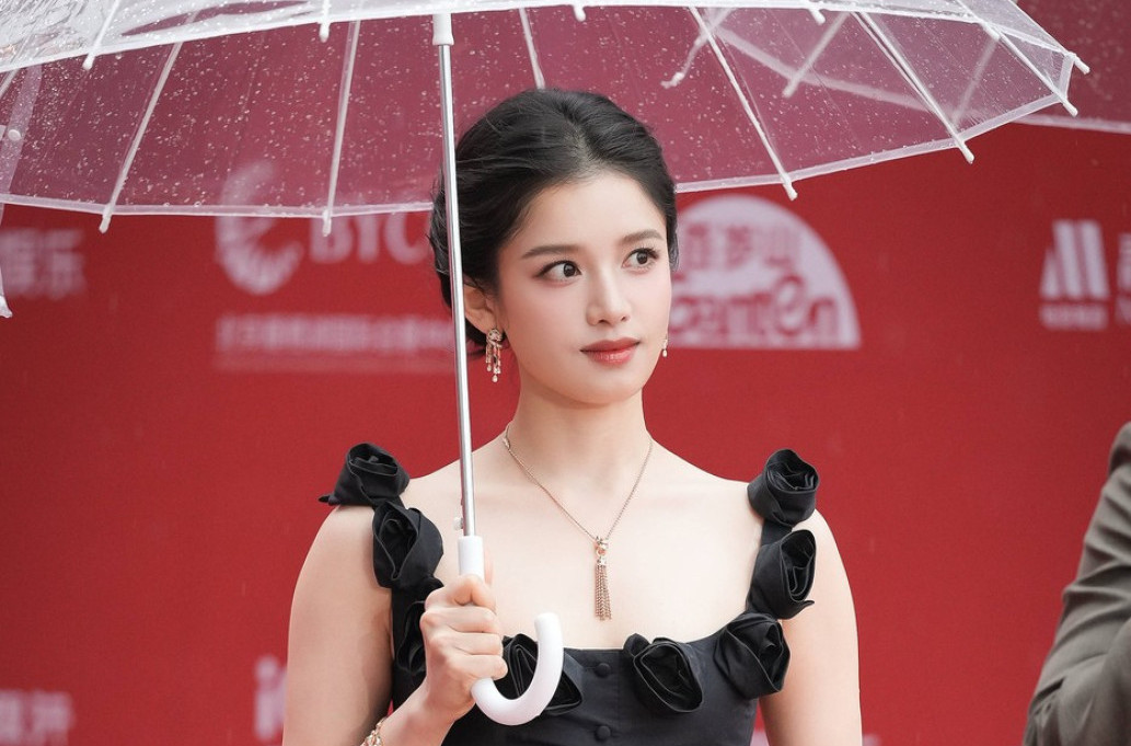 Ljudi ne veruju: Zbog ovog modnog dodatka postala je popularna preko noći FOTO/VIDEO