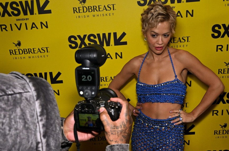 Slavna pevačica oživela stari modni trend i pokazala ubitačno telo FOTO