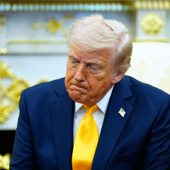 Kruži novi snimak Trampa; Trza glavom, prevrće očima; Svi se opet pitaju šta se dešava? VIDEO