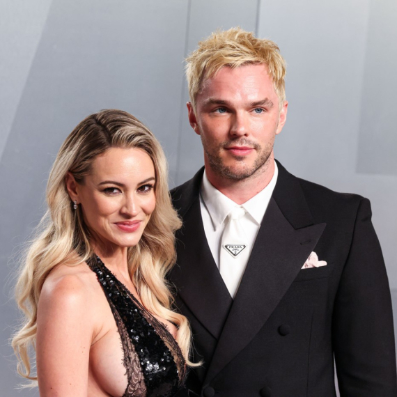 Manekenku vređaju zbog otkrivenih grudi: "Tako izgleda kad majka koja doji ne nahrani bebu satima" FOTO