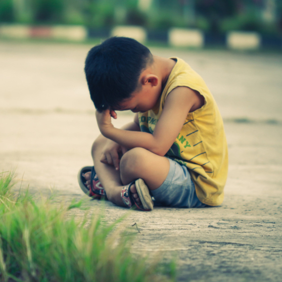 Deca koja često ostaju sama razviju ovih devet tužnih osobina