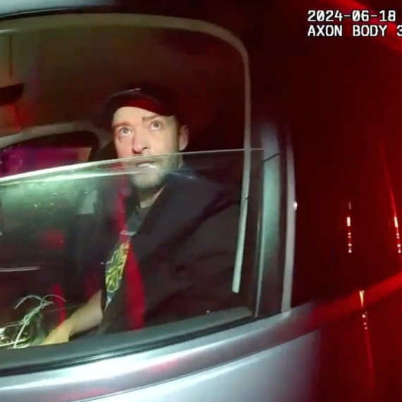 Objavljen šokantan snimak hapšenja Džastina Timberlejka: Mrtav pijan, jedva stoji  FOTO/VIDEO