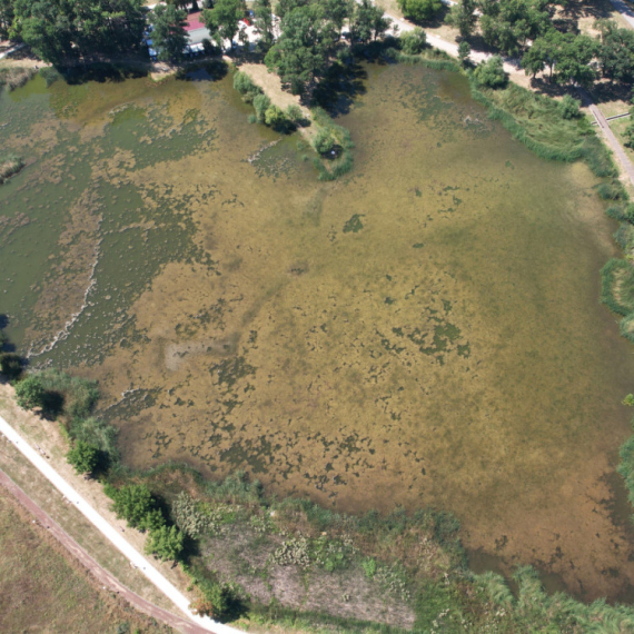 Nesvakidašnje jezero u obliku srca: Prirodni fenomen u srcu Šumadije FOTO