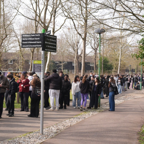 Analizirana bakterija koja je izazvala epidemiju meningitisa: Stotine ljudi u redovima za vakcine u Britaniji