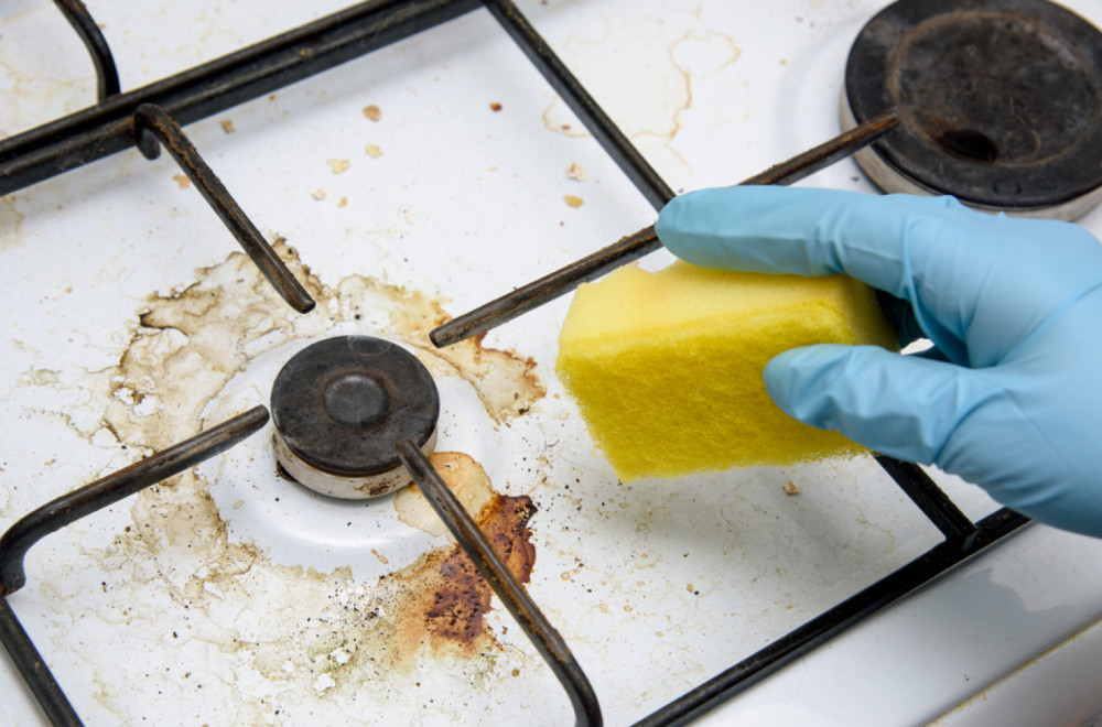 Bez mukotrpnog ribanja i trošenja novca: Omiljena namirnica iz kuhinje čisti zagoreli šporet za tren oka