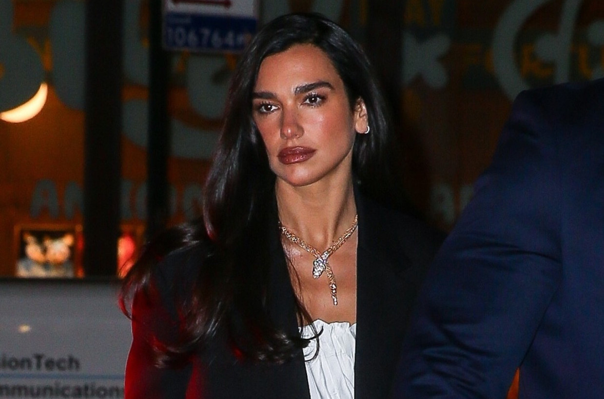 Omražene cipele ponovo vladaju ulicama: Seksi Albanka zna kako da ih kombinuje FOTO