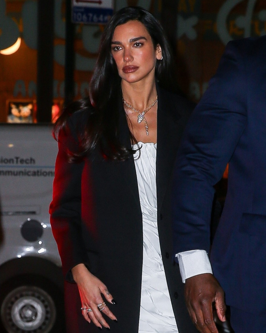 Omražene cipele ponovo vladaju ulicama: Seksi Albanka zna kako da ih kombinuje FOTO