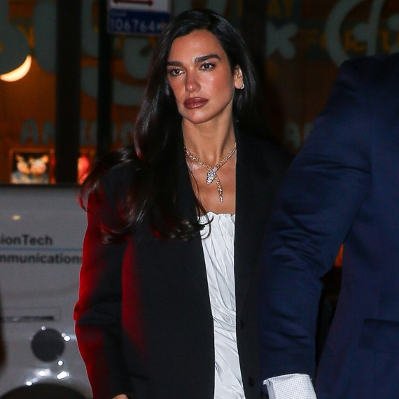 Omražene cipele ponovo vladaju ulicama: Seksi Albanka zna kako da ih kombinuje FOTO